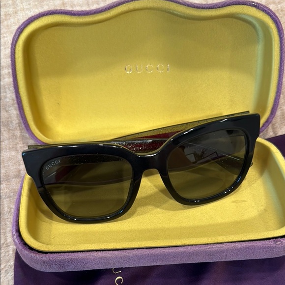Gucci Black and Red Sunglasses Accessories - Picture 4 of 5